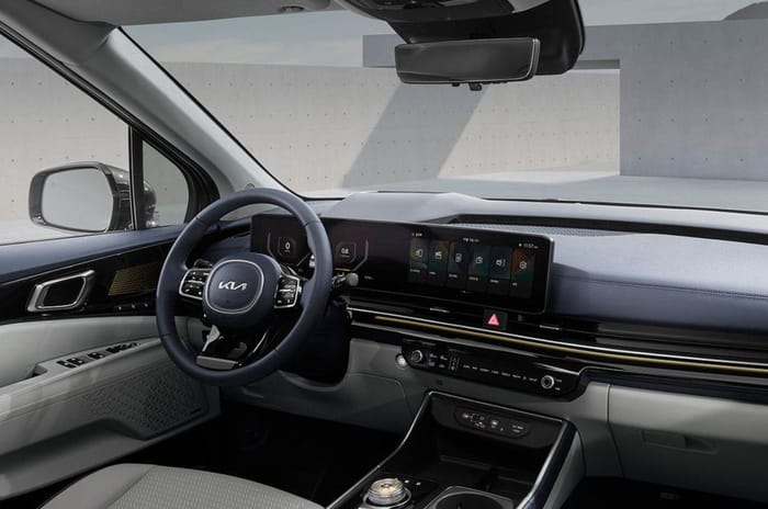 New Kia Carnival spied completely undisguised in India