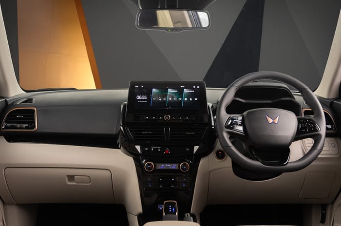 2024 Mahindra XUV400 dashboard