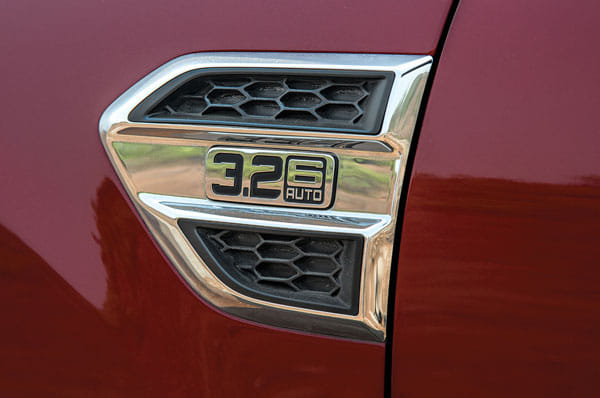 2017 Isuzu MU-X vs Ford Endeavour comparison