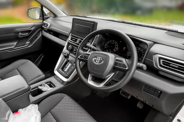 Toyota Innova Hycross G base variant: a close look