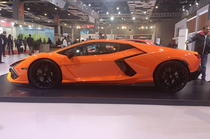 Lamborghini Revuelto side