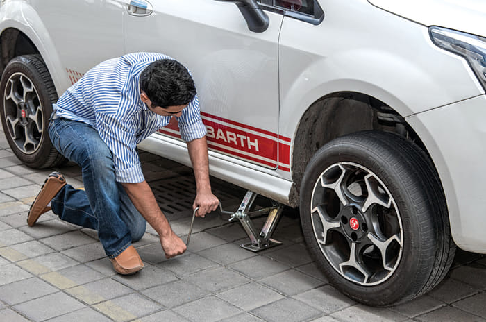How to change a flat tyre correctly