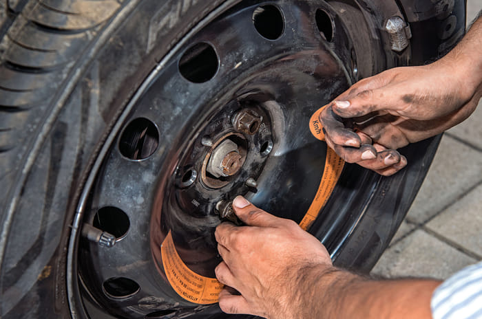 How to change a flat tyre correctly