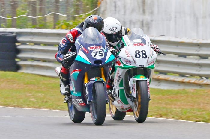 Sarthak Chavan, Rahil Pillarisetty in the INMRC Pro-Stock 301-400cc race