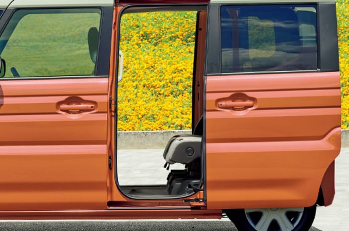 Suzuki Spacia sliding door