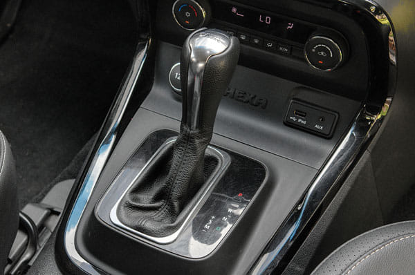 2017 Tata Hexa vs Toyota Innova Crysta automatic comparison