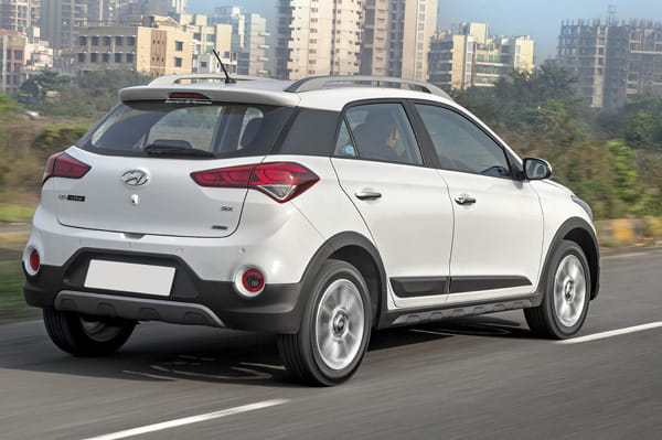 Hyundai i20 Active vs Fiat Avventura comparison