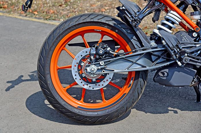 2020 KTM 200 Duke review, track ride
