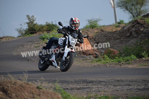 Benelli TNT 25 review, test ride