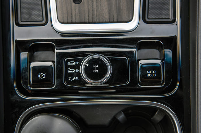 2019 Mahindra Alturas G4 4WD