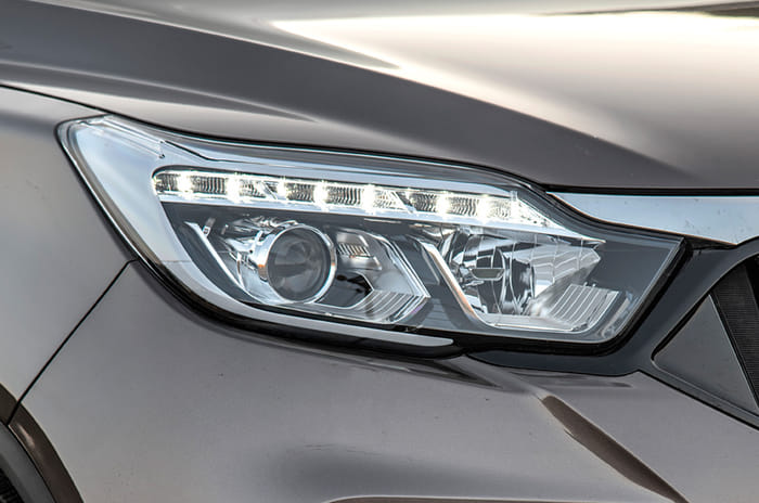 2019 Mahindra Alturas G4 headlamp