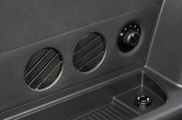 2019 Mahindra Alturas G4 rear AC vents