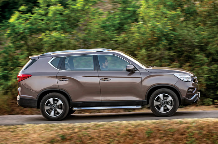 2019 Mahindra Alturas G4 side action