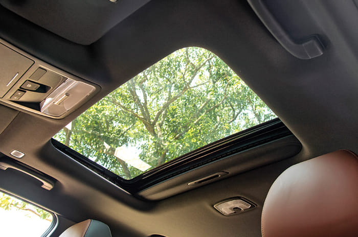 2019 Mahindra Alturas G4 sunroof