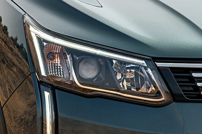 2019 Mahindra XUV300 headlamp