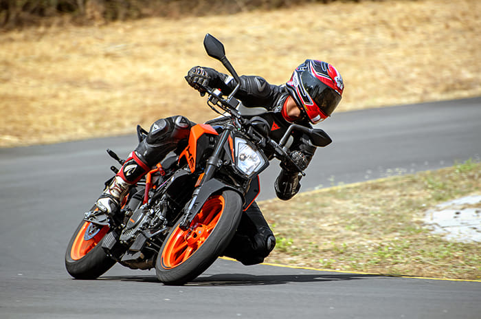 2020 KTM 200 Duke review, track ride