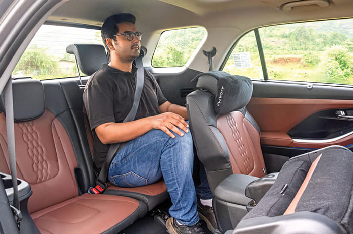 Hyundai Alcazar Vs Tata Safari comparison