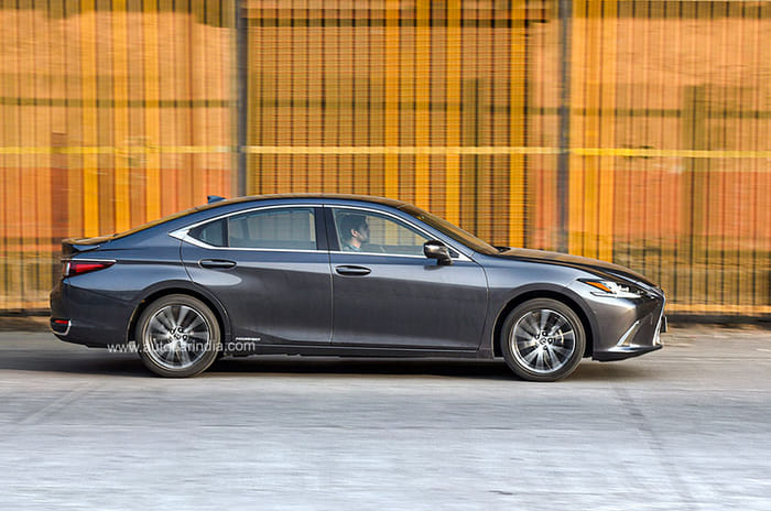 2021 Lexus ES 300h facelift review, test drive
