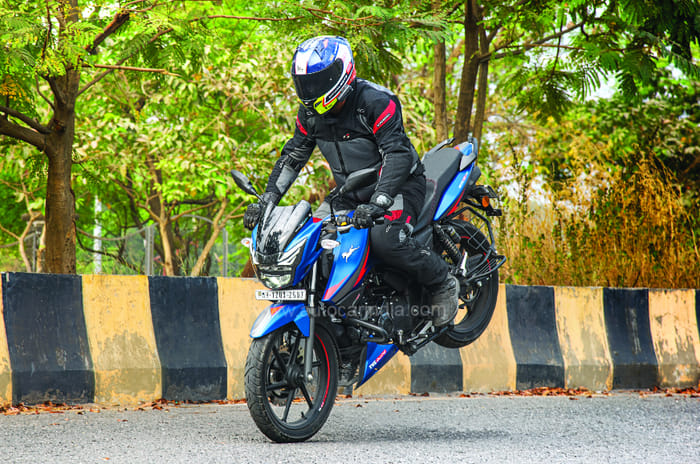 Bajaj Pulsar P150 vs TVS Apache RTR 160 2V comparison: Street fight
