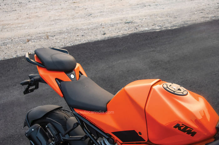 Aprilia RS 457 vs KTM RC 390 comparison review