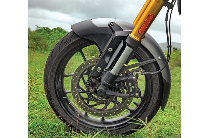 Royal Enfield Guerrilla 450 vs Triumph Speed 400 comparison