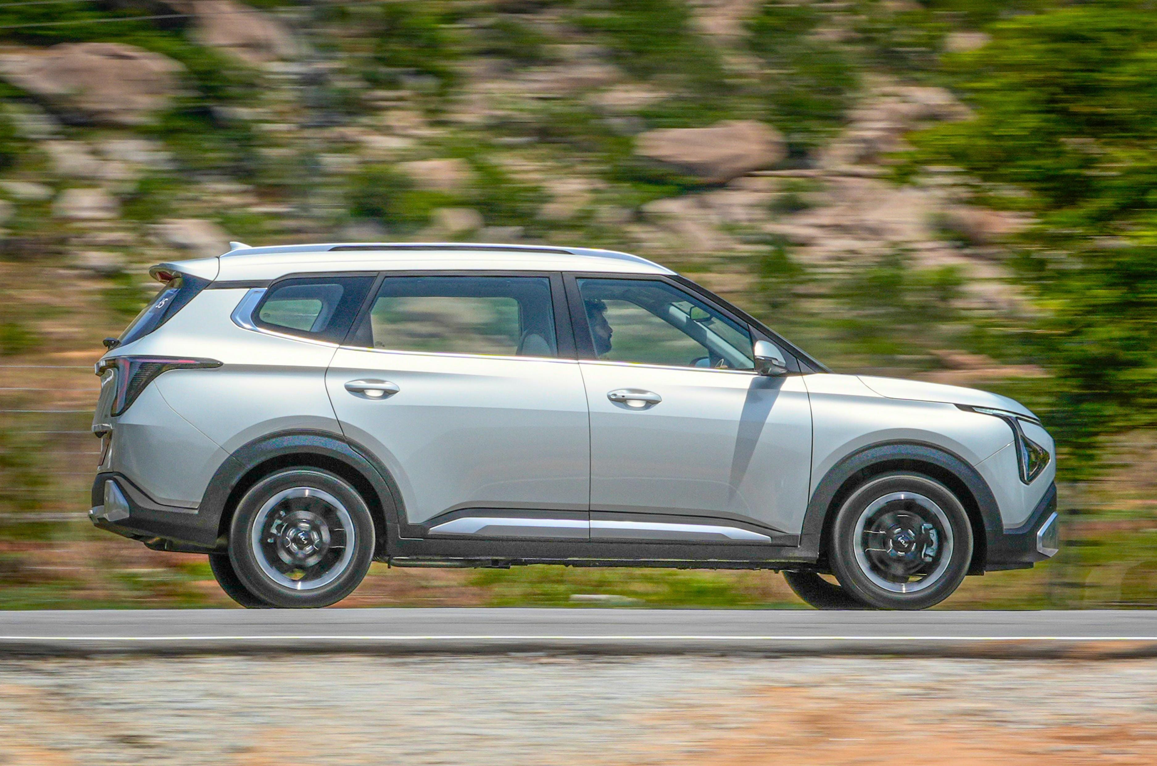 Kia Carens Clavis side tracking