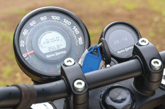 Royal Enfield Hunter 350 vs Triumph Speed T4 comparison review