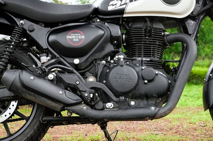 Royal Enfield Hunter 350 vs Triumph Speed T4 comparison review