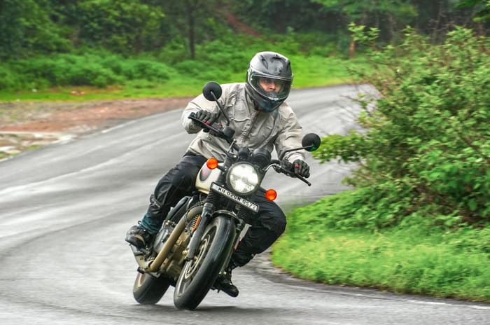 Royal Enfield Hunter 350 vs Triumph Speed T4 comparison review