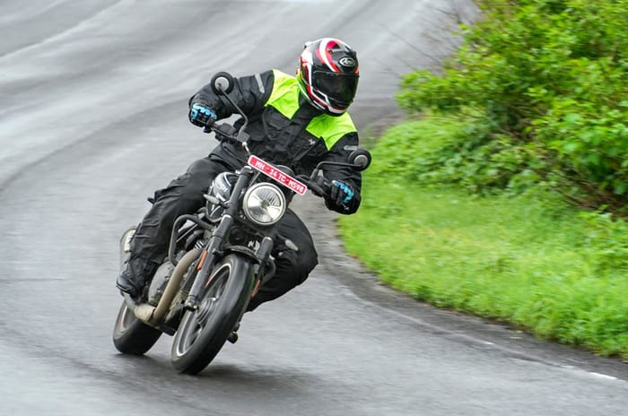 Royal Enfield Hunter 350 vs Triumph Speed T4 comparison review