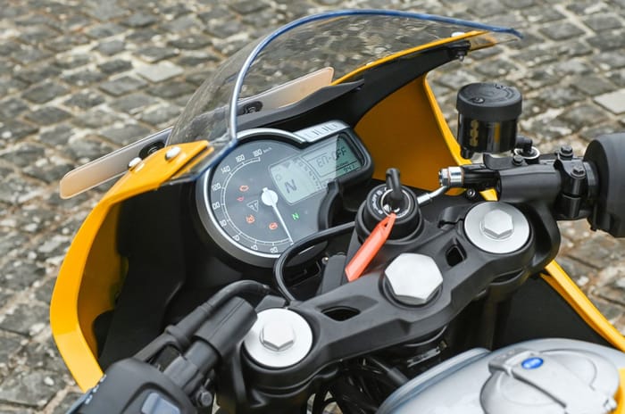 Triumph Thruxton 400 review: Small Thruxton, big style