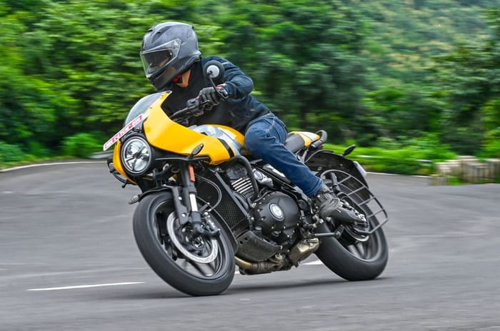 Triumph Thruxton 400 review: Small Thruxton, big style