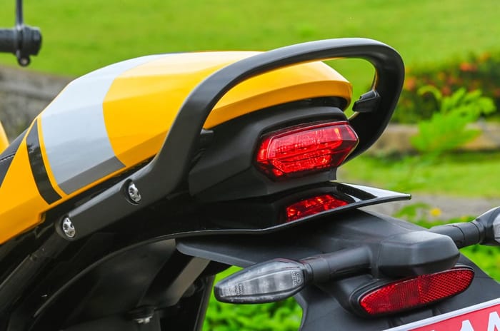 Triumph Thruxton 400 review: Small Thruxton, big style