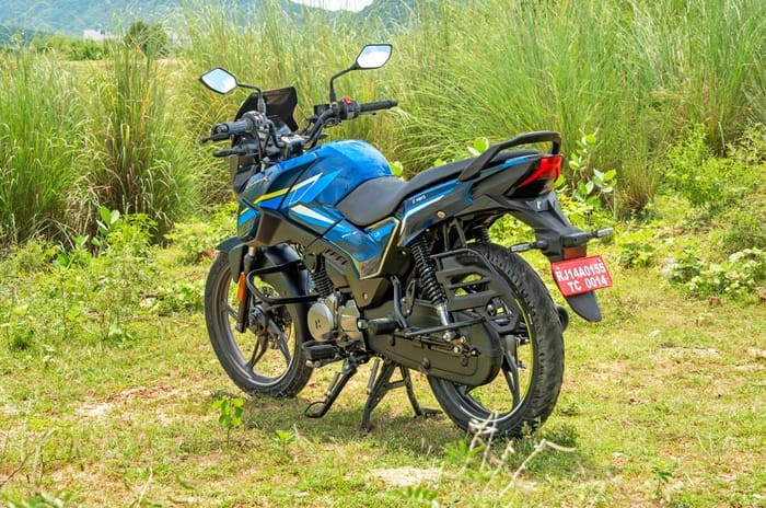 Hero Glamour X left rear static in field