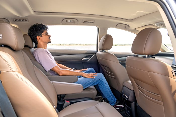 BYD eMax 7 second row