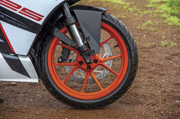 KTM RC 125 vs Yamaha YZF-R15 V3.0 comparison