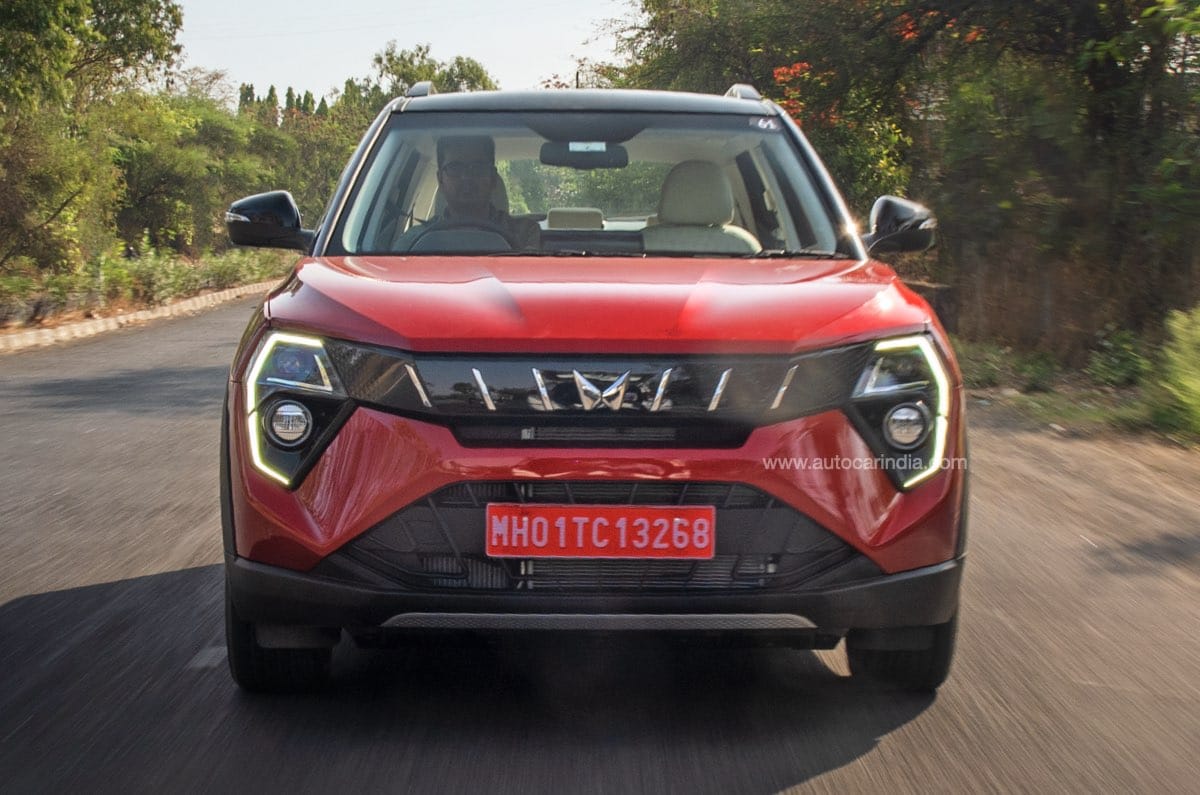 Mahindra XUV 3XO front tracking