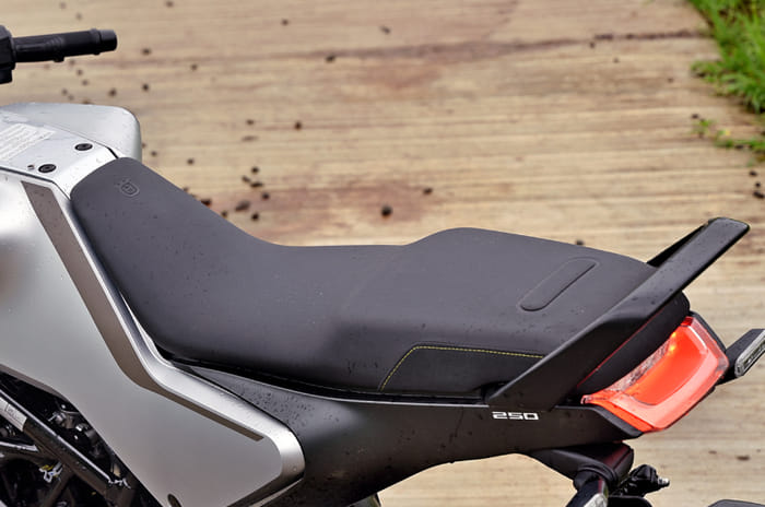 Husqvarna Svartpilen 250, Vitpilen 250 review, test ride