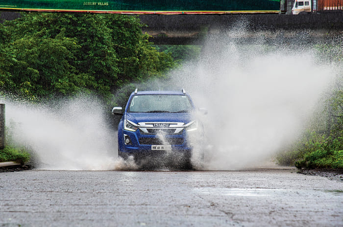 Isuzu D-Max V-Cross automatic front action splash Isuzu D-Max V-Cross automatic front action splash