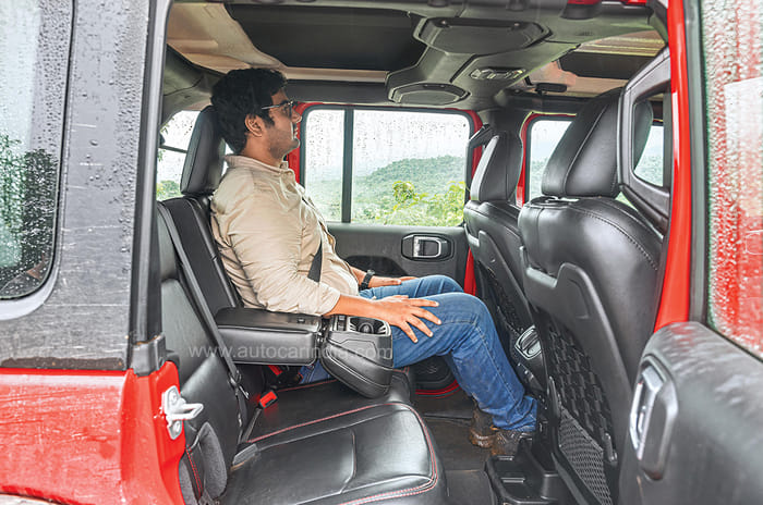 Jeep Wrangler vs Land Rover Defender comparison