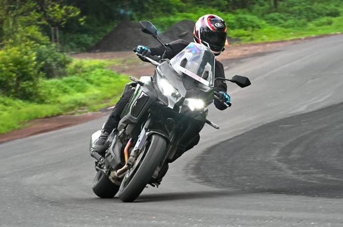 Kawasa Versys 1100 corner shot