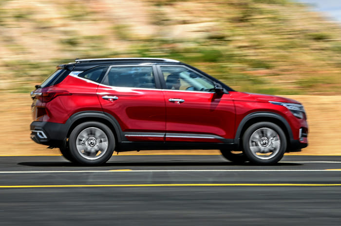 Kia Seltos side action red