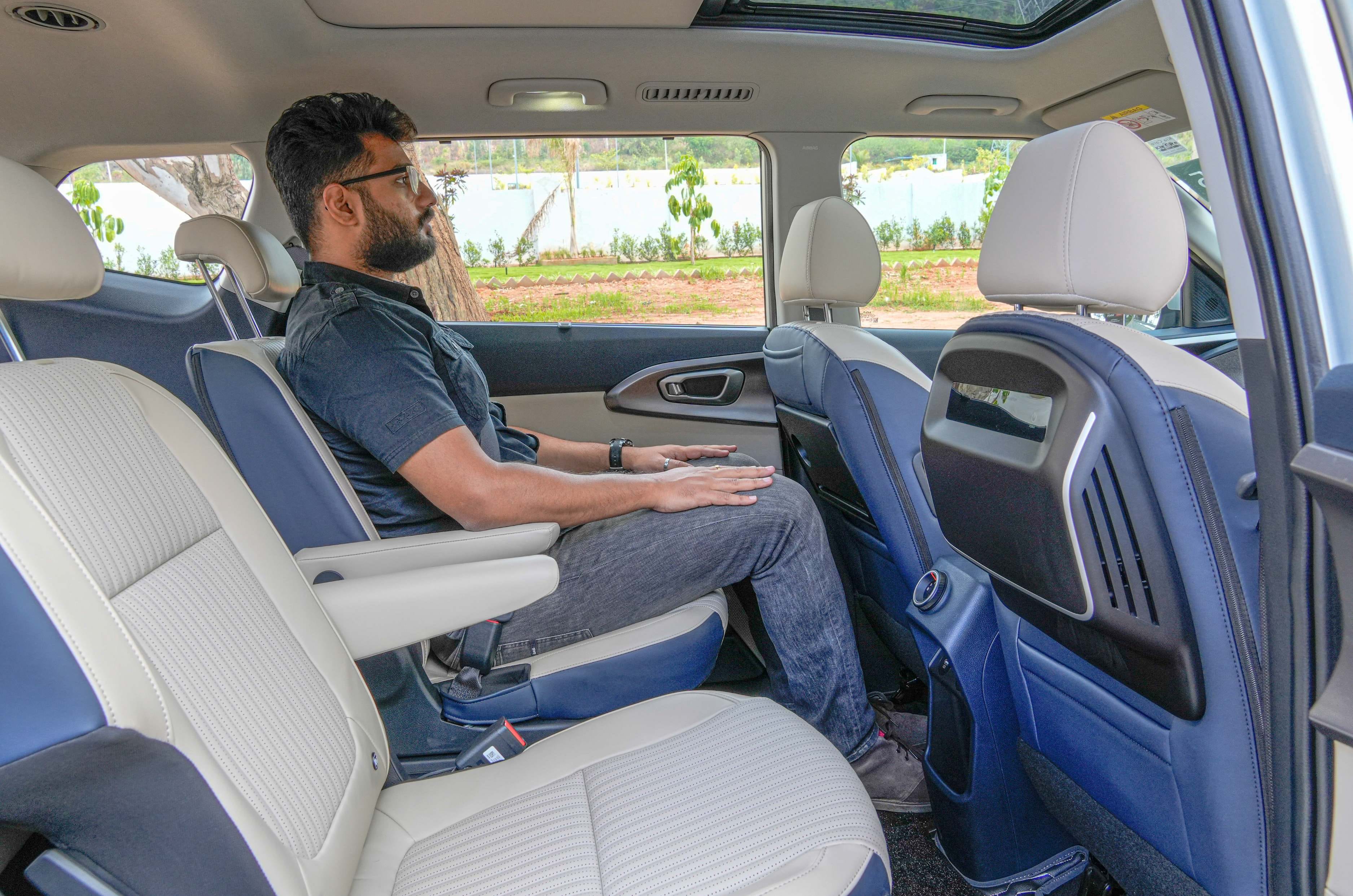 Kia Carens Clavis second row
