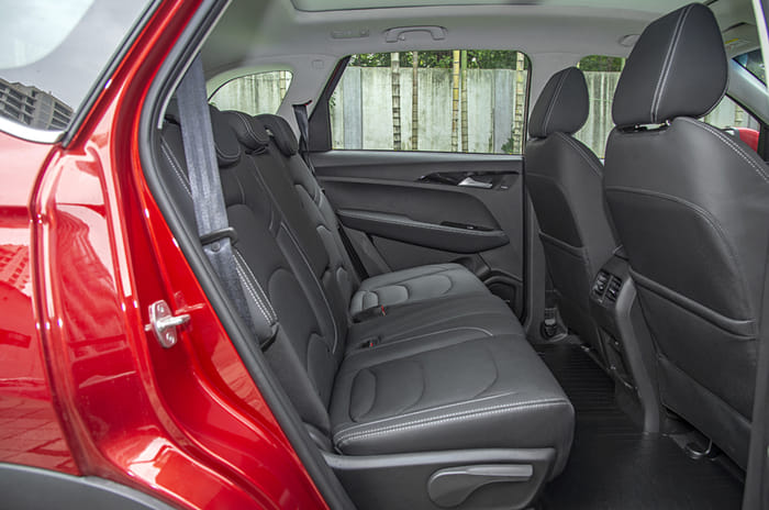 MG Hector petrol-automatic red rear seat MG Hector petrol-automatic red rear seat