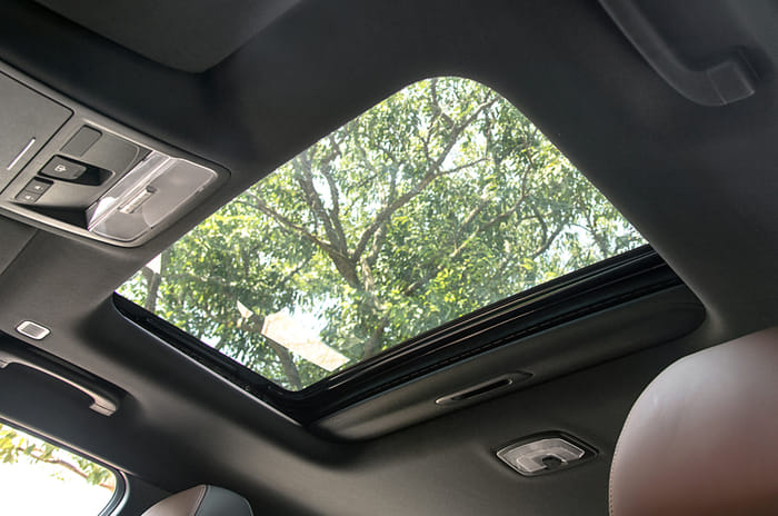 Mahindra Alturas G4 sunroof
