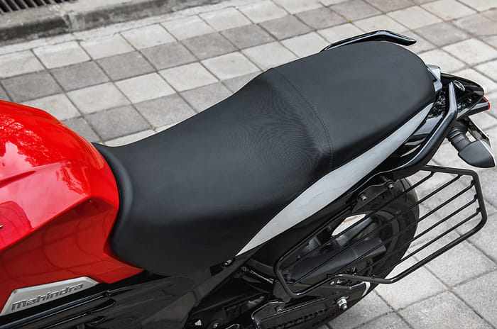 Mahindra Mojo UT 300 seat