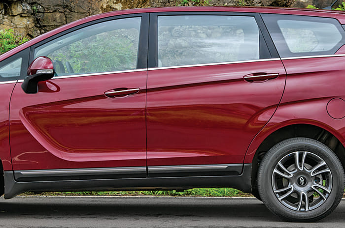 Mahindra Marazzo side static