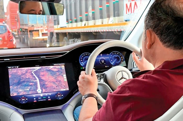 Mercedes EQS SUV driving