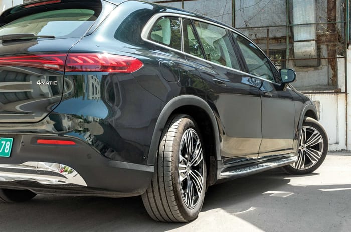 Mercedes EQS SUV rear wheel steering