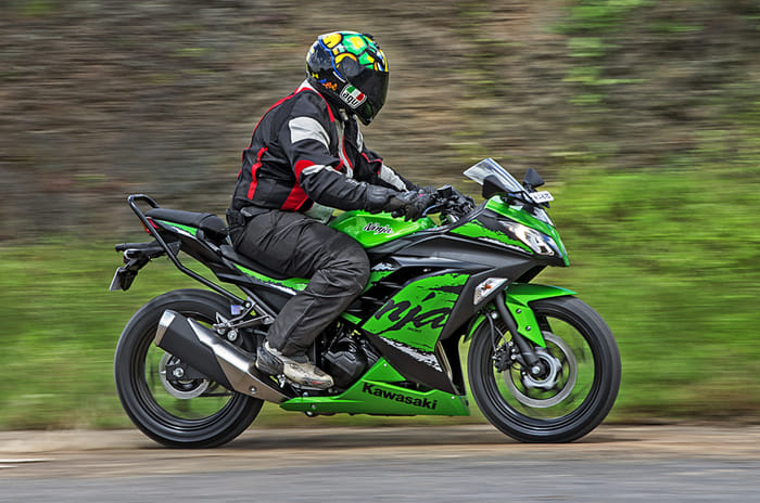 2018 Kawasaki Ninja 300 side action 2018 Kawasaki Ninja 300 side action